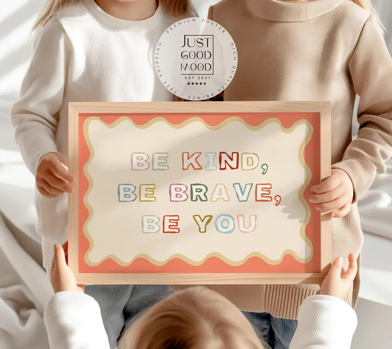 Poster Kinderzimmer · Be Kind, Be Brave, Be You · Bunter Spruch in Regenbogenfarben · Mutmachende Wanddeko · Ohne Rahmen