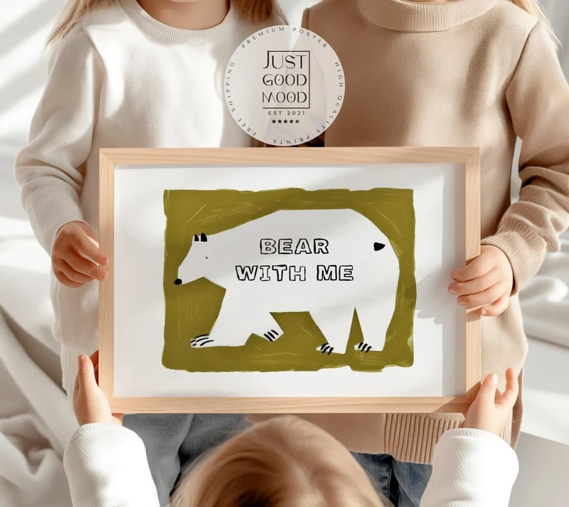 Poster Kinderzimmer Bär · Bear With Me Wortspiel · Lustiges Tierposter mit Spruch · Coole Wanddeko für Kinderzimmer · Dekoprint ohne Rahmen