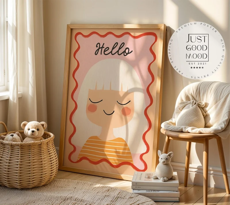 Poster Kinderzimmer Mädchen · Hello Schriftzug · Fröhliches Porträt mit weißen Haaren · Sanfte Farben · Deko ohne Rahmen