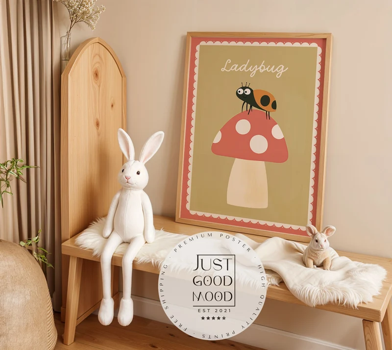Poster Kinderzimmer Marienkäfer · Ladybug auf Fliegenpilz · Naturmotiv · Niedliches Insektenposter · Deko für Kinderzimmer · Ohne Rahmen