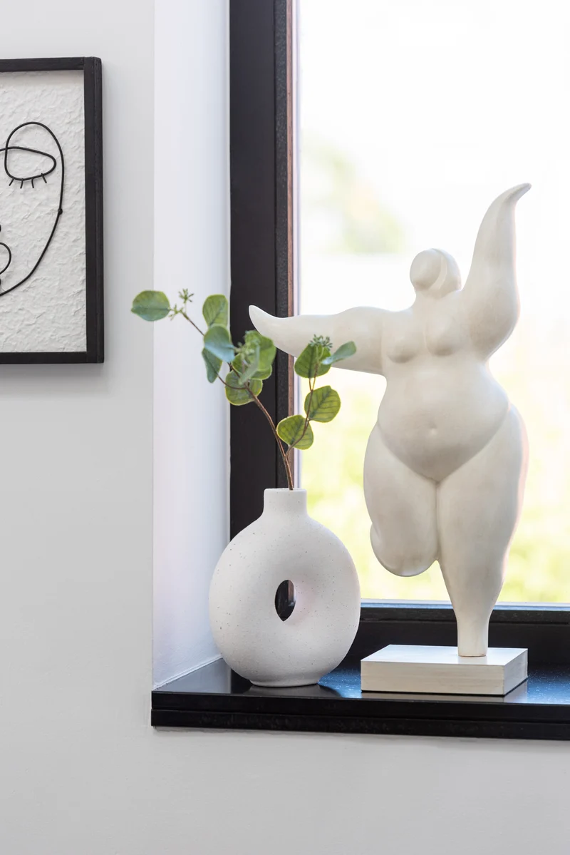 Figur Delphine im Tanz Frau mit Delphinarmen in Beige