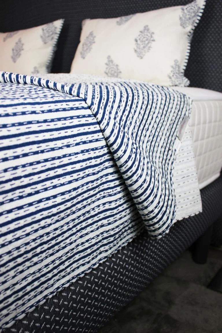 Indradanush Tagesdecke Blockprint blau weiß bestickt