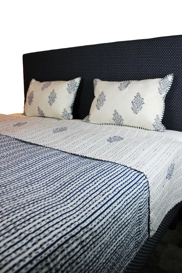 Indradanush Tagesdecke Blockprint blau weiß bestickt