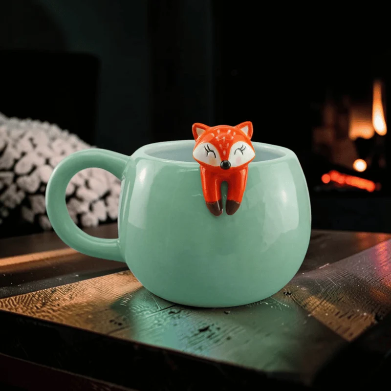 Süßer Kaffeebecher mit kletterndem Fuchs