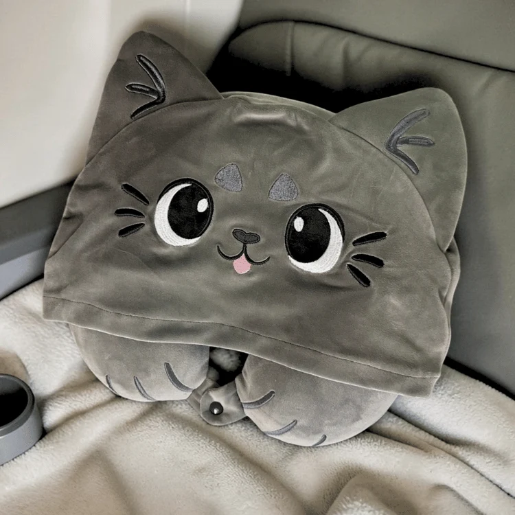 Hexenkatze Reisekissen mit Kapuze – Magisches Nackenkissen