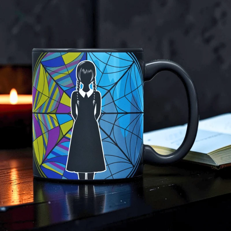 Wednesday Tasse mit Farbwechsel – Ophelia Spinnennetz Fenster Kaffeebecher