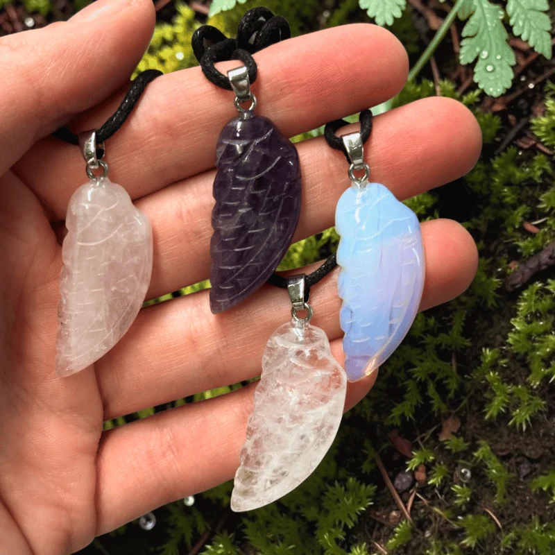 Edelstein-Anhänger Engelsflügel – Naturstein Kette Witchy Schmuck