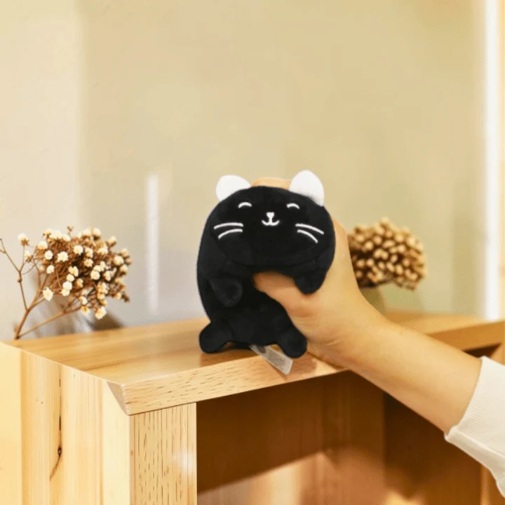 Luna – Schwarze Katze als Stressball und Bildschirmreiniger