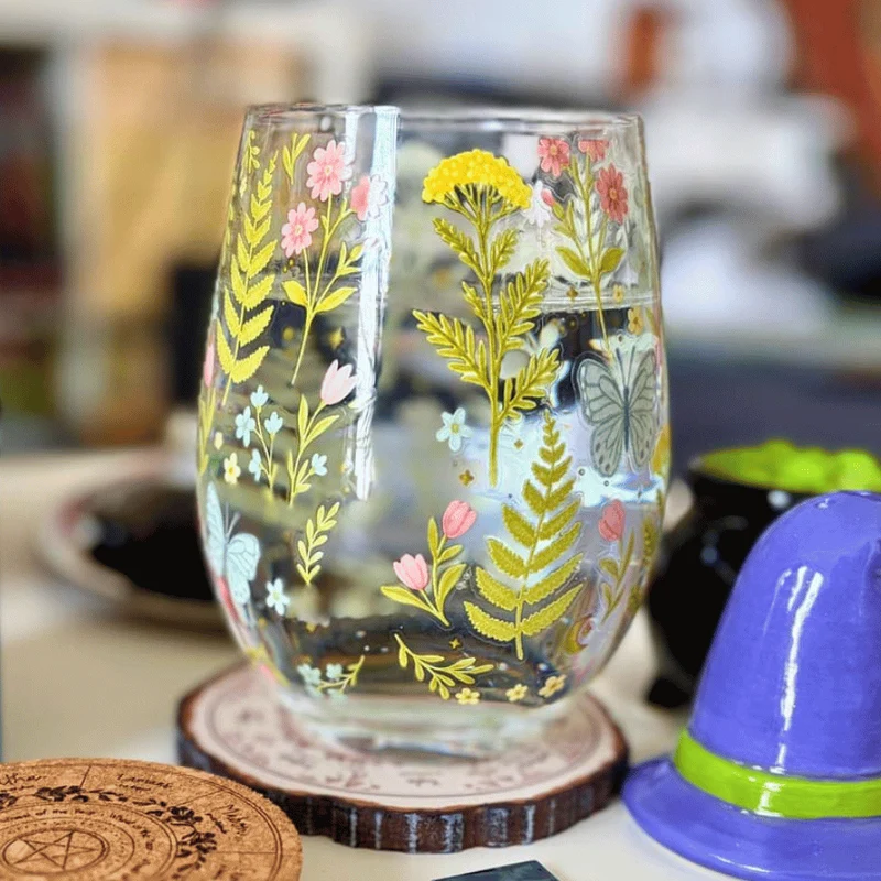 Florale Magie Trinkglas mit Blumen- und Schmetterlingmotiv