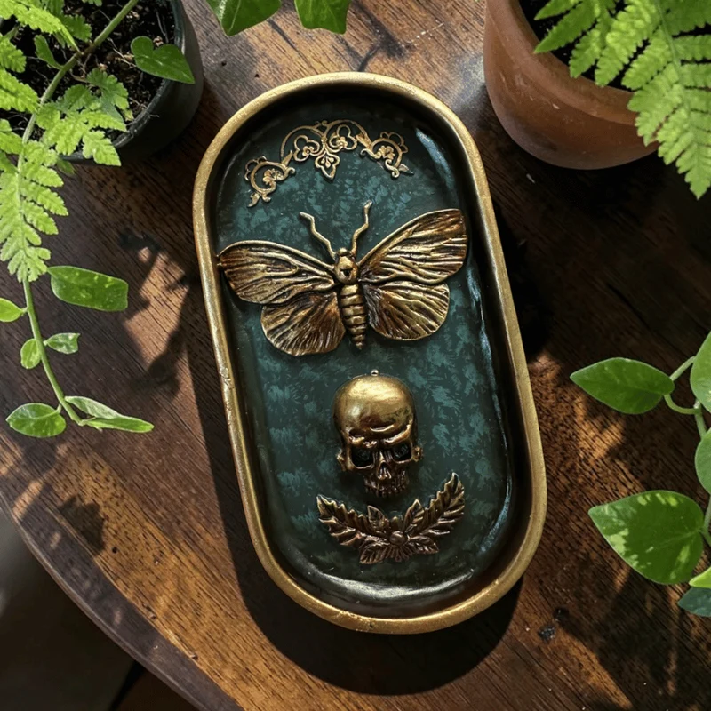 Räucherstäbchenhalter Totenkopf – Gotischer Halter mit Motte
