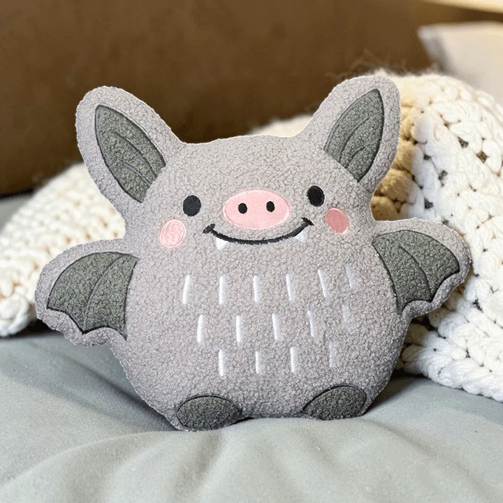 Fledermaus Kissen Bouclé – Kuscheliges Dekokissen für spooky Stimmung