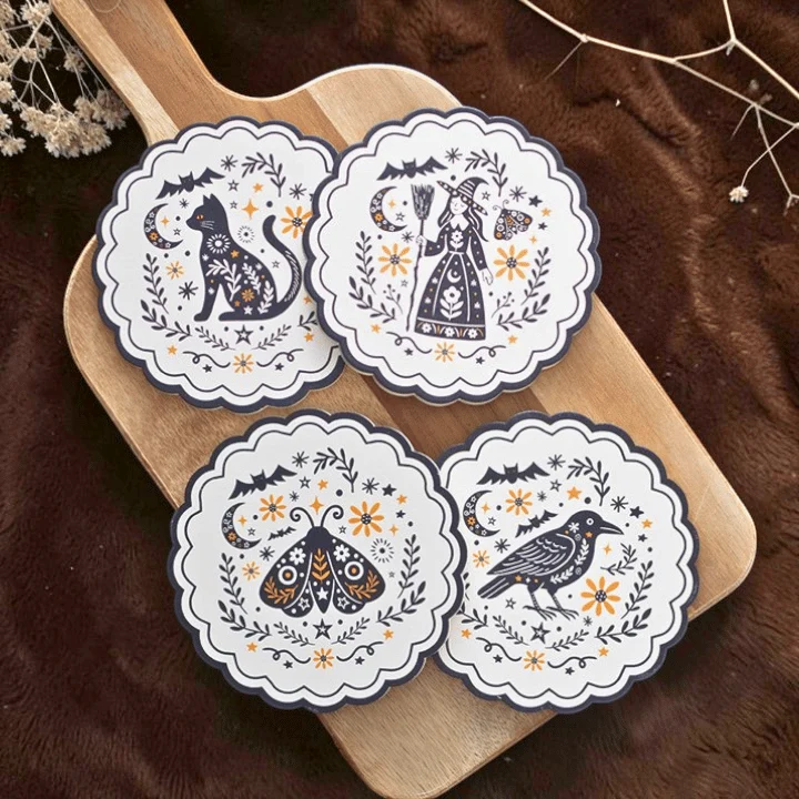 Summerween Untersetzer-Set – Folk-Art-Look (Hexe, Katze, Rabe, Motte)