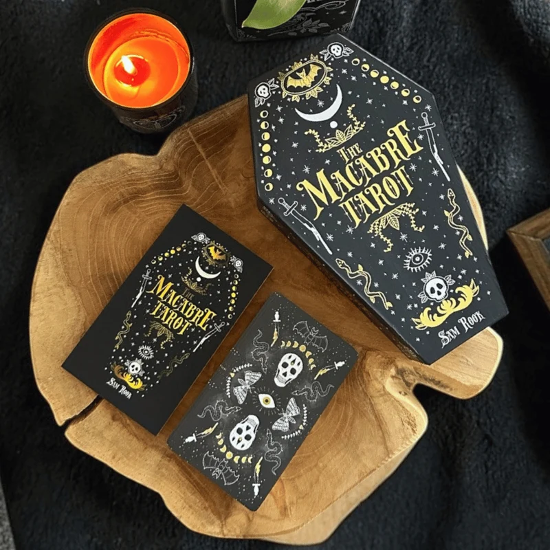 The Macabre Tarot – Tarotkarten Deck in Sargform für Dark Aesthetic Fans (Englisch)