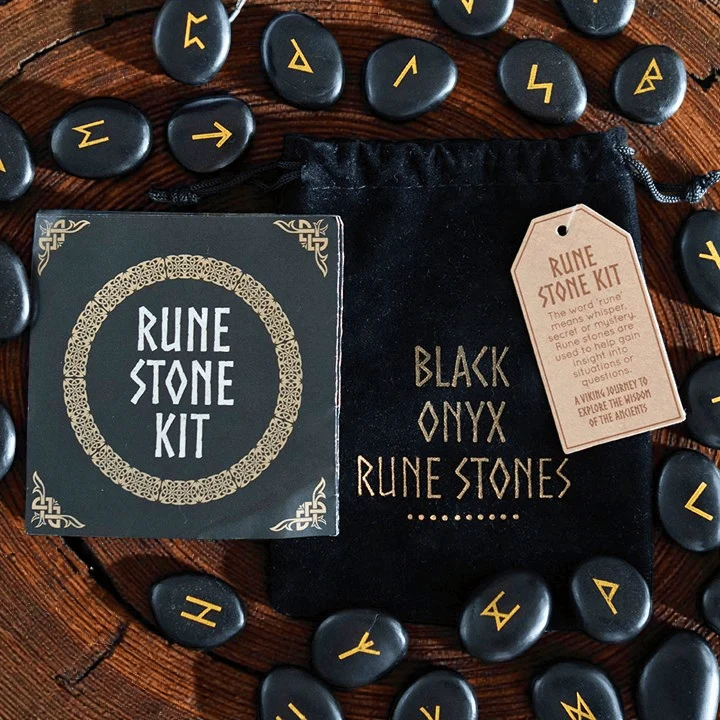 Runensteine Set aus schwarzem Onyx – 25 Viking Runen für Orakel und Deko