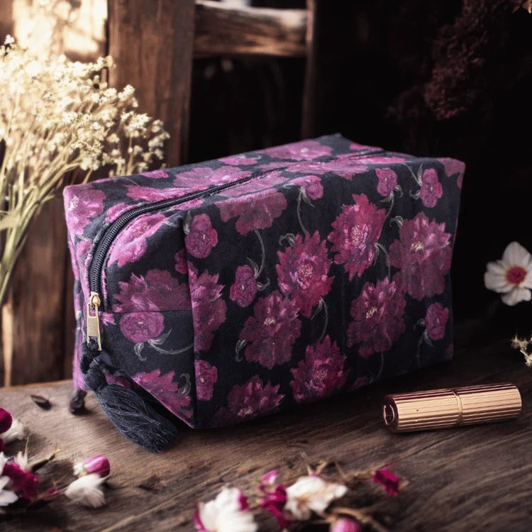 Dark Romance Kosmetiktasche – Blumenmuster im Gothic-Stil