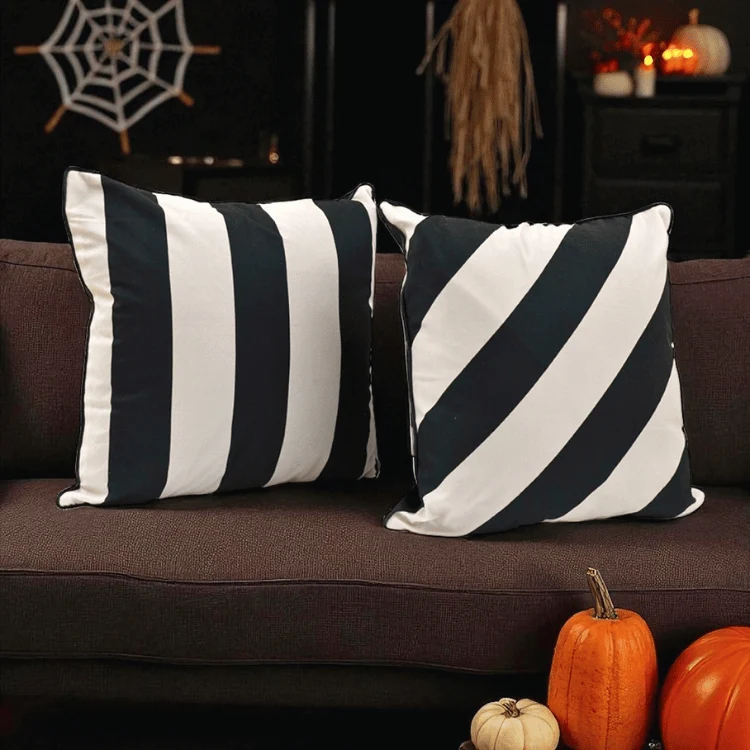 Schwarz-Weiß Kissen 2er Set – Spooky Stripes Halloween Deko