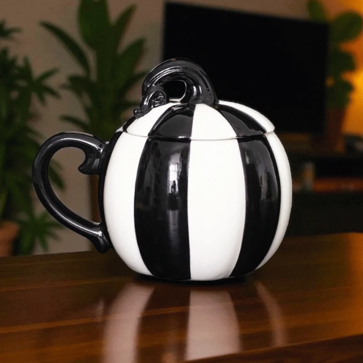 Gestreifte Kürbis Tasse mit Deckel – Schwarz-weiße Spooky Tasse